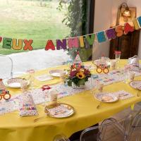 Decoration de table joyeux anniversaire avec vaisselle jetable gobelet