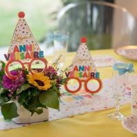 Decoration de table joyeux anniversaire avec vaisselle jetable serviette