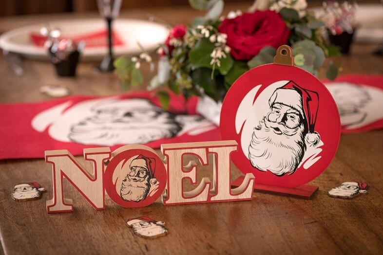 Decoration de table lettre pere noel d antan rouge et bois naturel