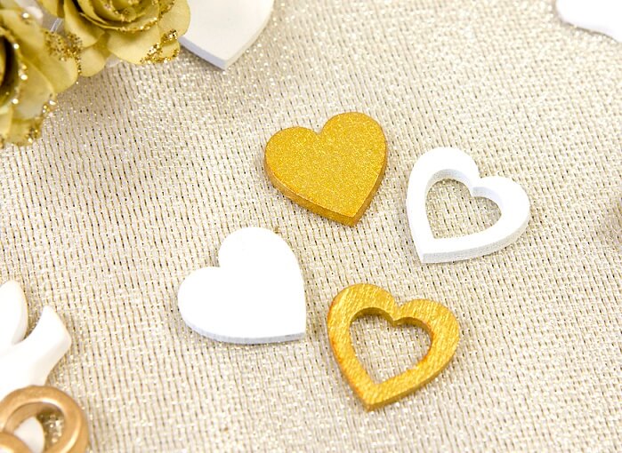 Decoration de table mariage coeur blanc et or metallique