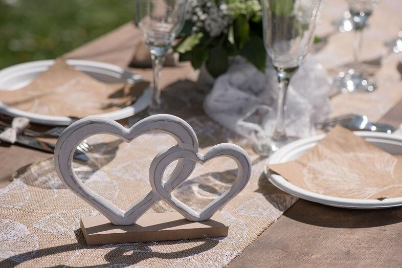 Decoration de table mariage coeurs en bois