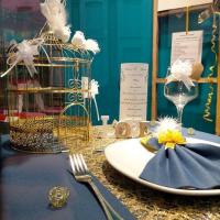 Decoration de table mariage doree et bleu marine