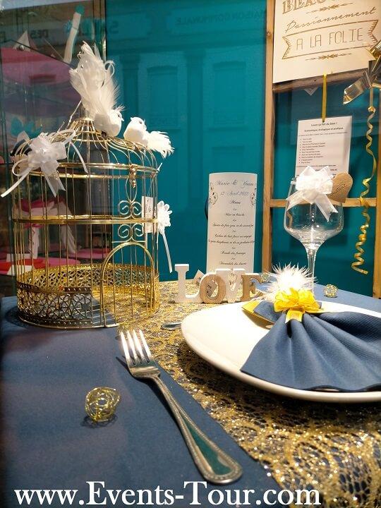 Decoration de table mariage doree et bleu marine