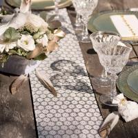 Decoration de table mariage elegante avec chemin dentelle blanche fleur