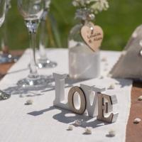 Decoration de table mariage love en bois