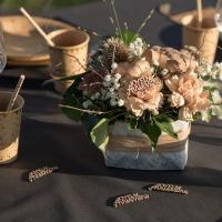 Decoration de table naturel joyeux anniversaire a parsemer bois