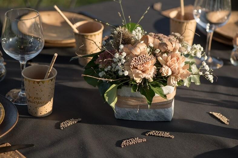 Decoration de table naturel joyeux anniversaire a parsemer bois