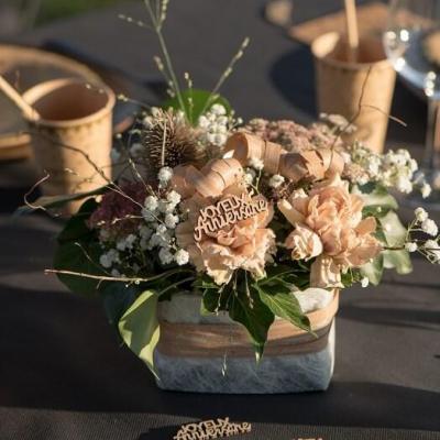 Decoration de table naturel joyeux anniversaire a parsemer bois
