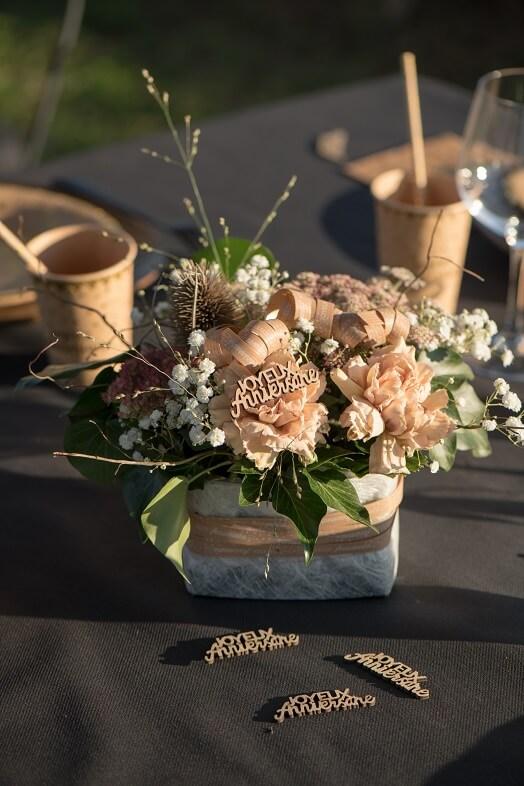 Decoration de table naturel joyeux anniversaire a parsemer en bois