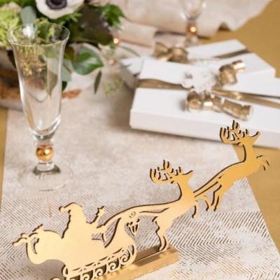 Centre de table dore traineau du pere noel et ses cerfs