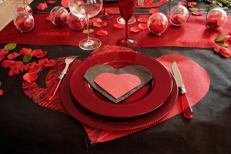Decoration de table petale de rose rouge st valentin