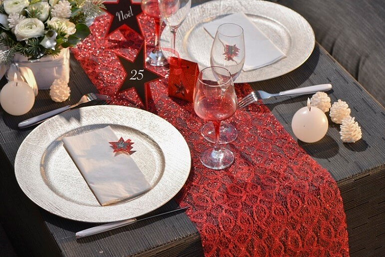 Decoration de table rouge pailletee