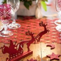 Decoration de table rouge traineau du pere noel et ses cerfs
