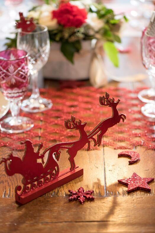 Decoration de table rouge traineau du pere noel et ses cerfs