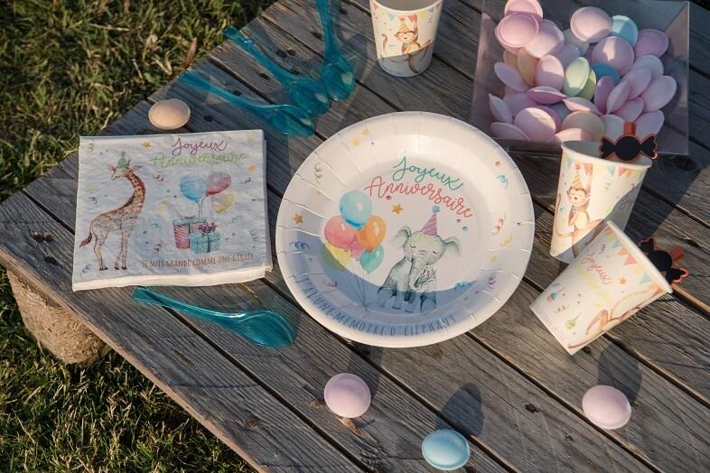 Decoration de table zoo avec gobelet multicolore