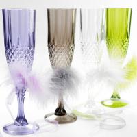 Decoration de verre avec plume grise