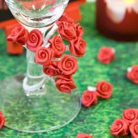 Decoration de verre mariage avec rose rouge