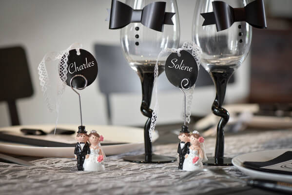 Décoration d'un verre mariage avec noeud papillon.