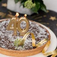 Decoration doree pour gateau anniversaire avec ruban