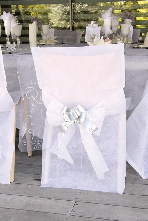 Decoration elegante de chaise avec housse blanche