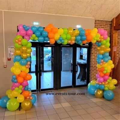 Decoration entree de porte avec arche en ballons organique multicolore annee 80 disco