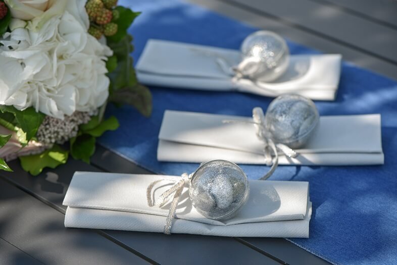 Decoration fete avec boule pvc paillettee argent