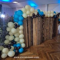 Decoration guirlande organique en ballons beige bleu marron