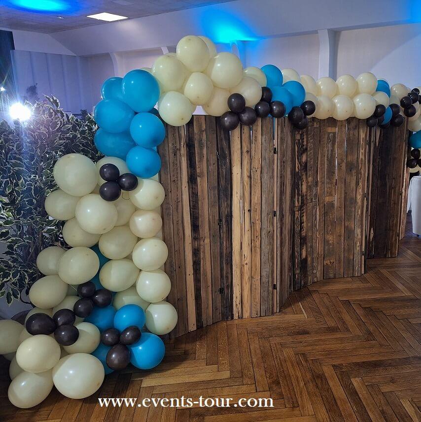 Decoration guirlande organique en ballons beige bleu marron