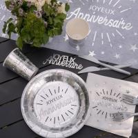 Decoration joyeux anniversaire blanc et argent metallique avec assiette de table