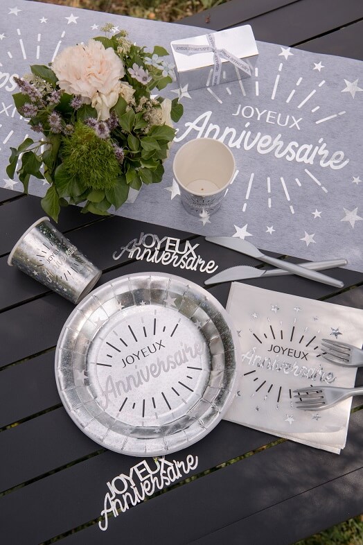 Decoration joyeux anniversaire blanc et argent metallique avec serviette de table