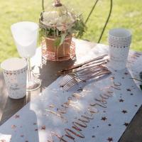 Decoration joyeux anniversaire blanc et rose gold avec chemin de table