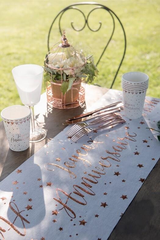 Decoration joyeux anniversaire blanc et rose gold avec chemin de table