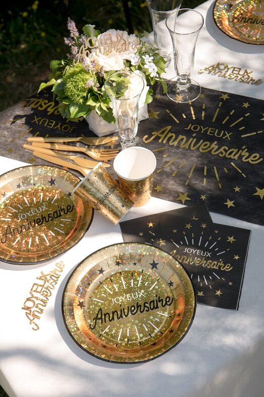 Decoration joyeux anniversaire noir et or metallique avec serviette de table