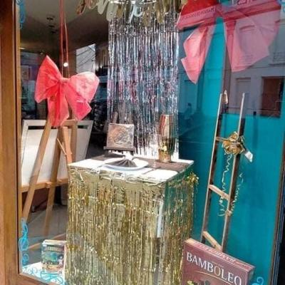 Decoration avec jupon de table a frange or metallise