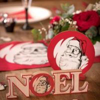 Decoration lettre pere noel d antan rouge et bois naturel