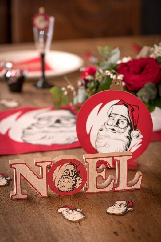 Decoration lettre pere noel d antan rouge et bois naturel