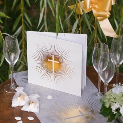 Decoration blanche et doree communion avec livre dor croix