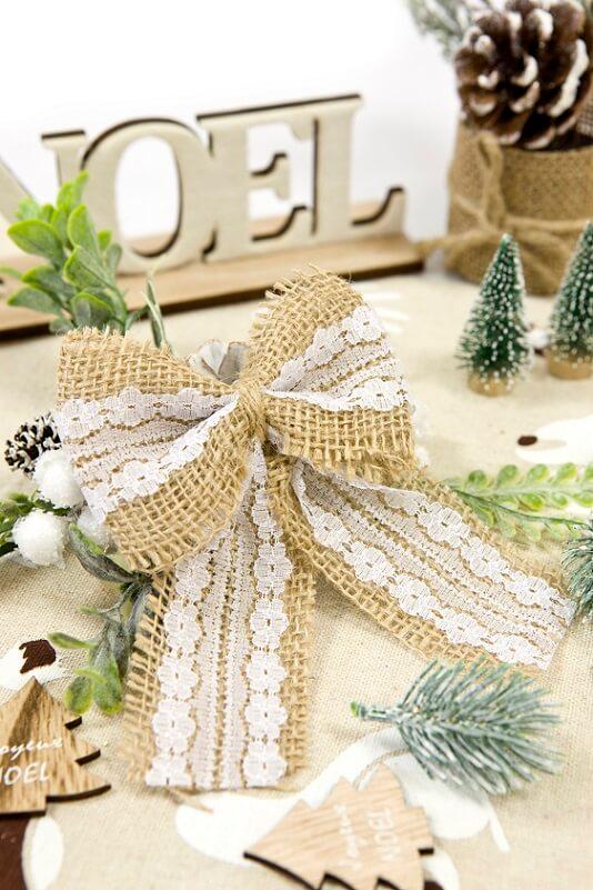 Decoration noeud en dentelle et jute