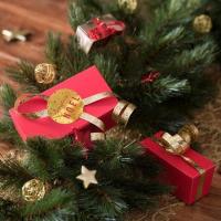 Decoration pastille autocollante ronde joyeux noel rouge et or