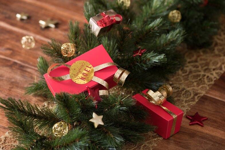 Decoration pastille autocollante ronde joyeux noel rouge et or