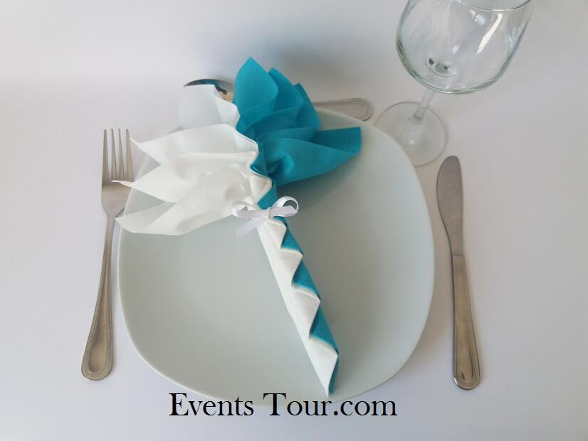 Decoration pliage de serviette palmier blanc et bleu turquoise