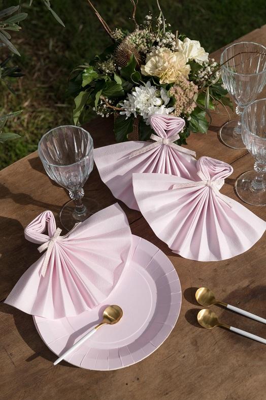 Decoration pliage de serviette rose clair