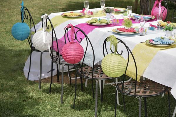 Decoration rose fuchsia avec chemin de table