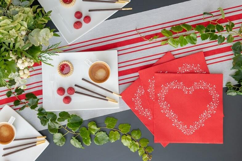 Decoration rouge avec serviette de table coeur