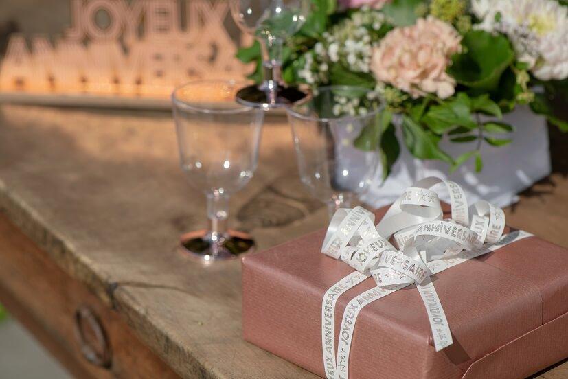 Decoration ruban bolduc anniversaire blanc et rose gold