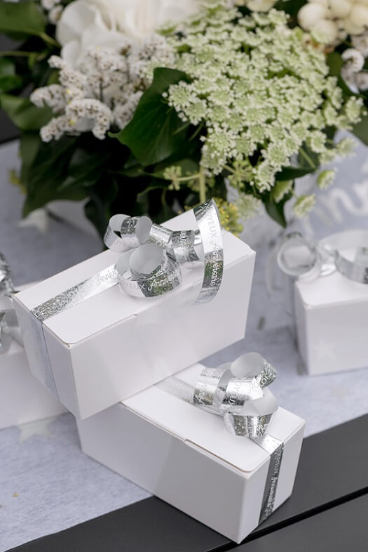 Decoration ruban bolduc joyeux anniversaire argente