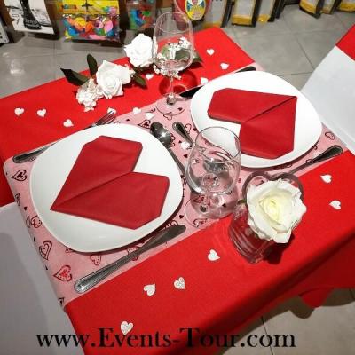 Decoration mariage avec chemin de table coeur