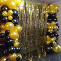 Decoration stand photobooth rideau a frange ballon organique latex dore or noir