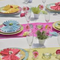 Decoration table blanche et rose fuchsia