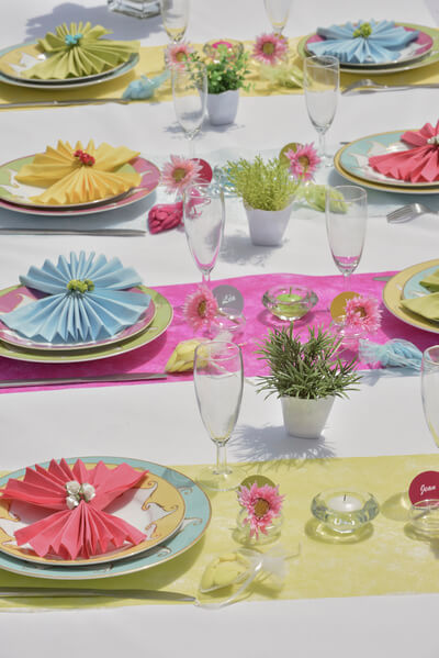 Decoration table blanche et rose fuchsia